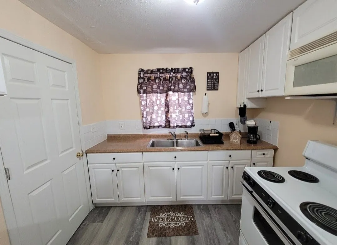 457 Vineyard Ave — Photo 3