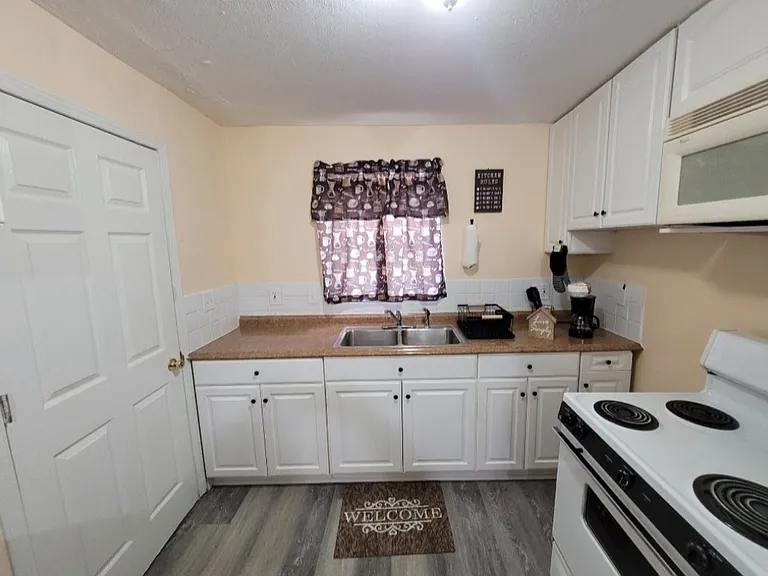 457 Vineyard Ave — Photo 3