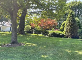 15 Abbington Dr, Huntington, NY 11743