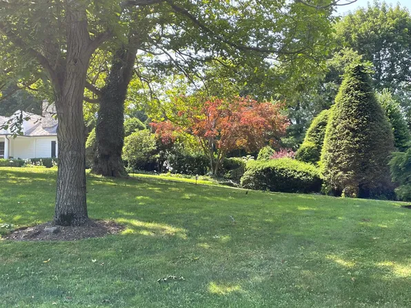 15 Abbington Dr, Huntington, NY 11743