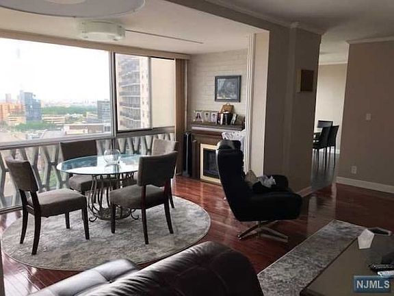 3rd image of 2100 Linwood Ave #18-V