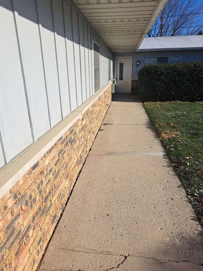 1202 Lake Forest Dr — Photo 2