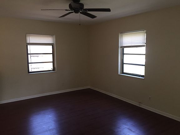 3rd image of 804 SW 18th Ct