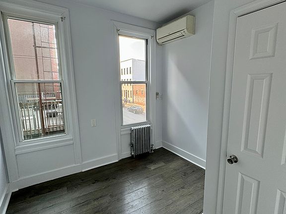 3rd image of 14 Wilson Ave APT 3R