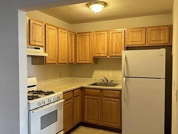 2nd image of 565 Grove St APT A5