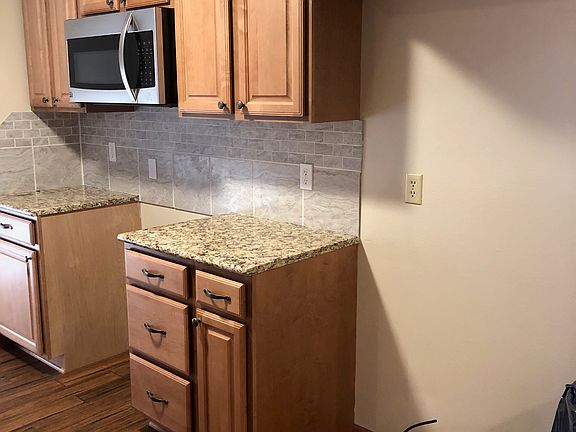 4th image of 141 Leslie St