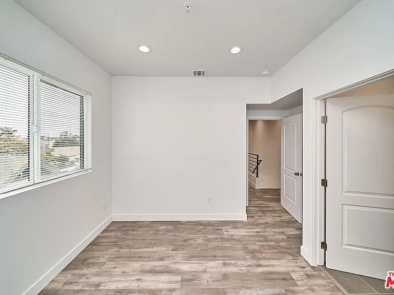 601 W 41st Pl — Photo 16