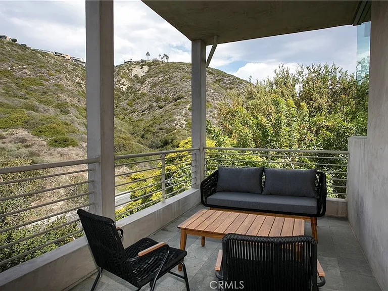 533 Temple Hills Dr — Photo 12