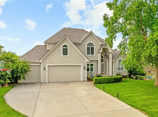 216 NE Hidden Ridge Ln, Lees Summit, MO 64064