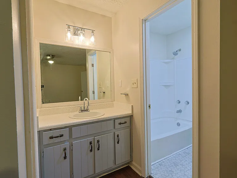 Bedroom private bath pic 1