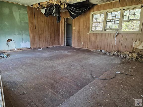4th image of 202 Maple St