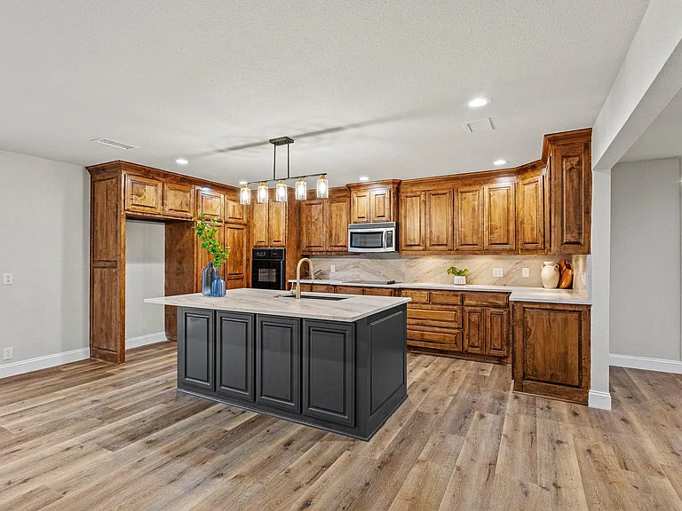 3327 Carriage Cir — Photo 17