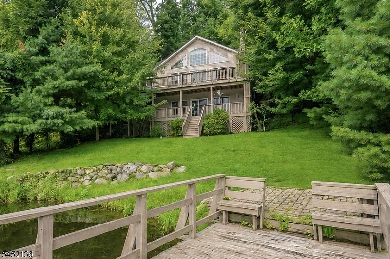 1st image of 25 Decker Pond Trl