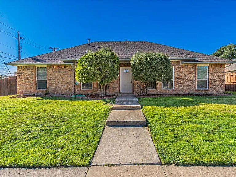 2801 Cambridgeshire Dr — Photo 1