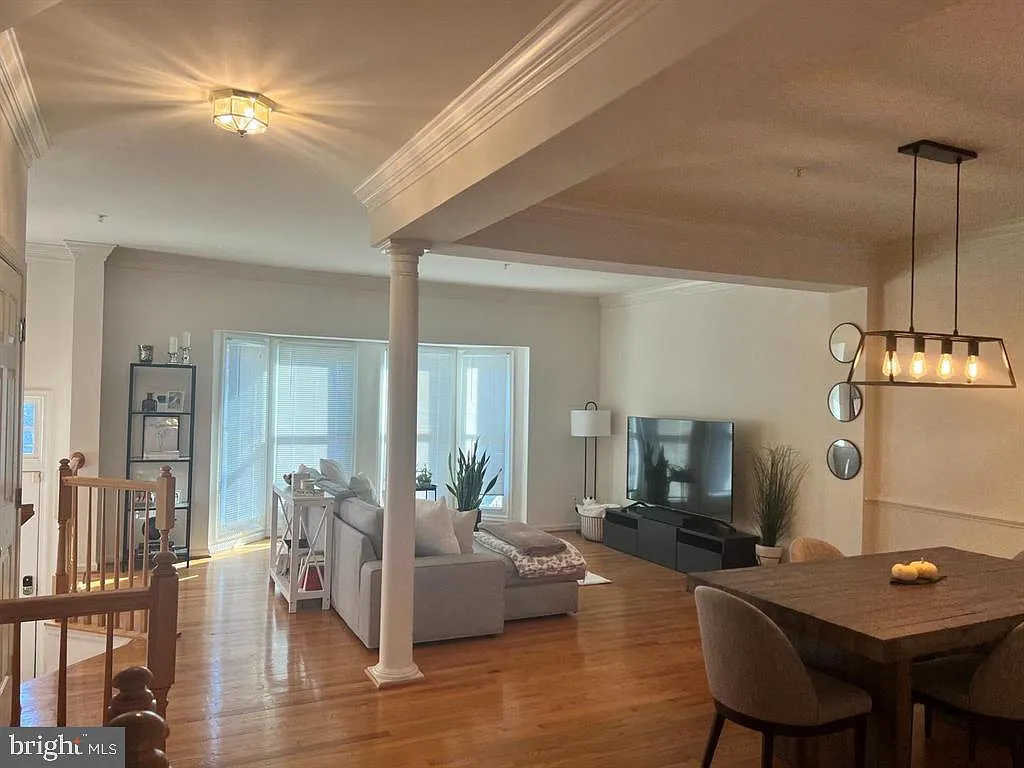 3 bed, 4.0 bath, 2438 sqft, $4,250 — Photo 4