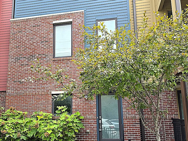611 E 11th St — Photo 2