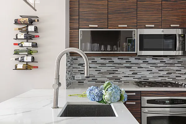 Sold by R New York | media 7