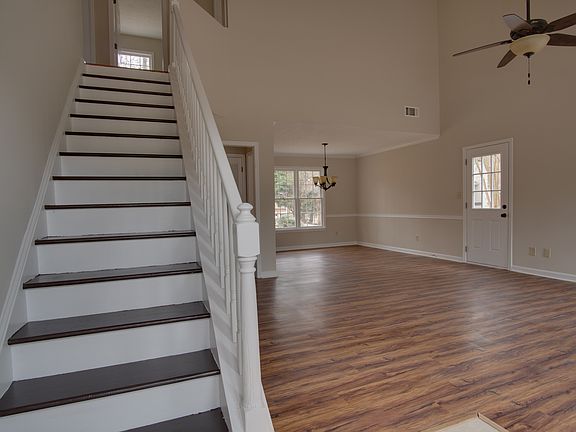 5th image of 748 Helga Dr NE