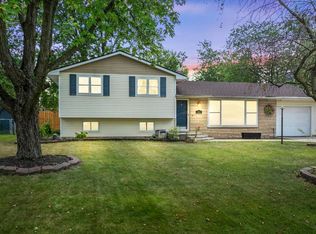 6902 Sunland Dr, Fort Wayne, IN 46815