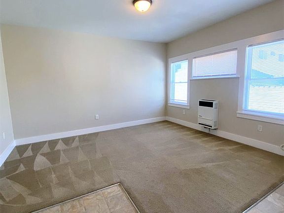 3rd image of 626 W 7th St APT 9