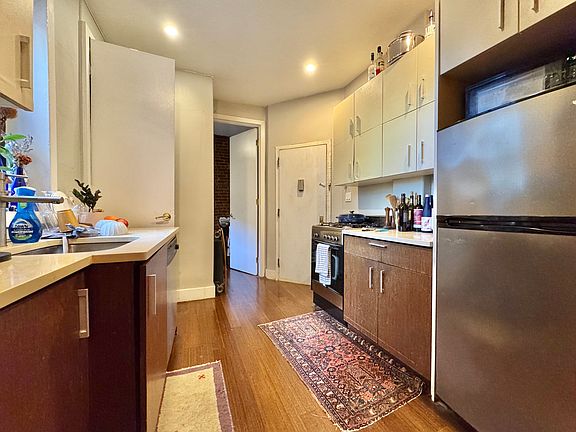 5th image of 210 Humboldt St APT 3