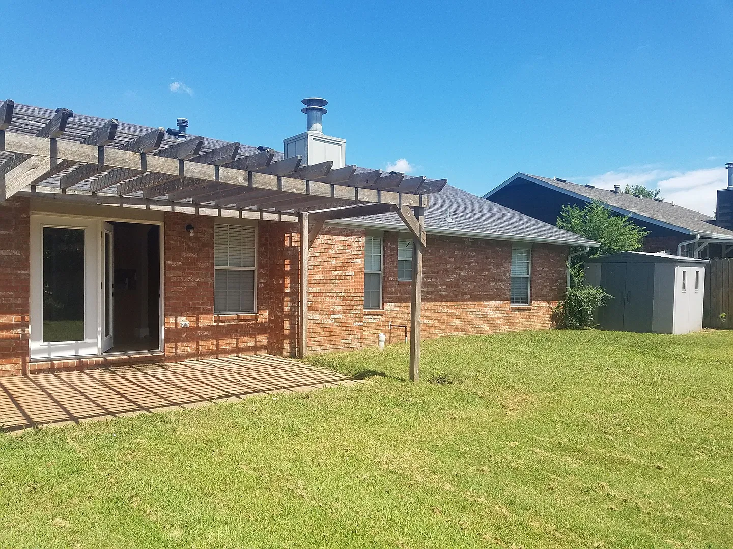 Nice 3 bedroom 2 bath home with fenced in yard — Photo 2