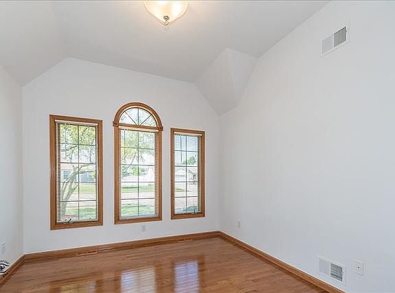 5th image of 832 Beauchamp Ave #832