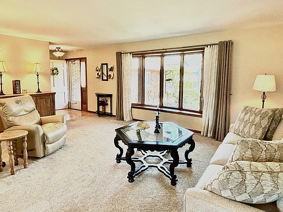 5th image of 303 Sherwood Dr