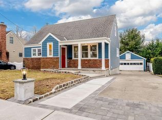 39 Starks Pl, Lynbrook, NY 11563