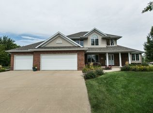 17129 Meadowlark Dr, Peosta, IA 52068