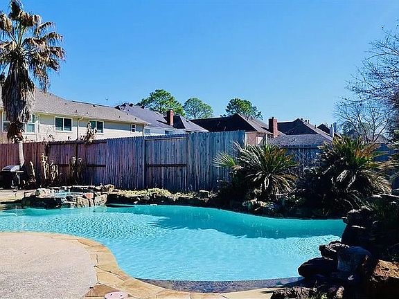 4th image of 2731 Lakeside Village Dr