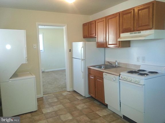 3rd image of 142 Hillcrest Dr