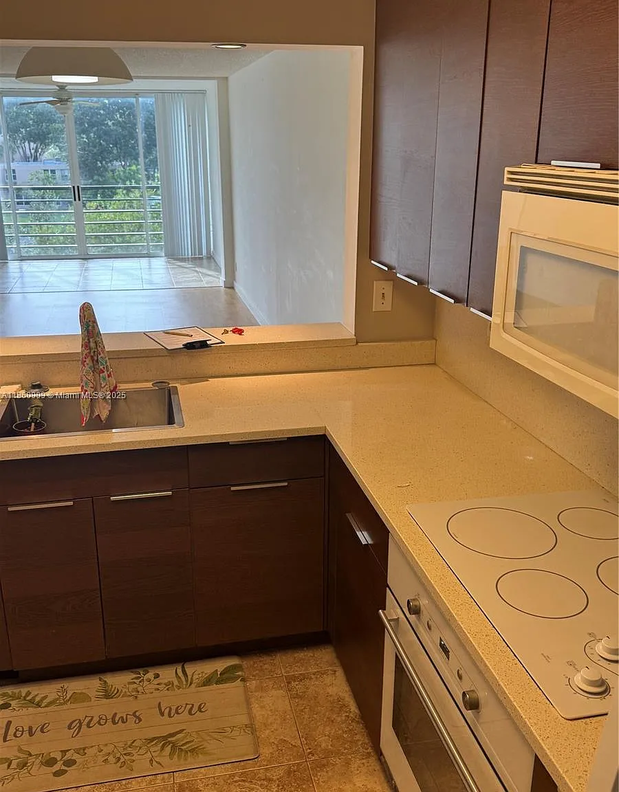 3 bed, 1124 sqft, $3,000 — Photo 2