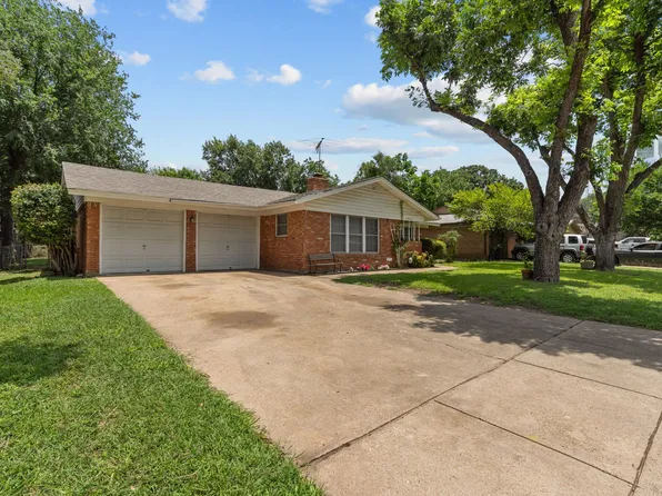 1021 Blue Lake Dr, Fort Worth, TX 76103