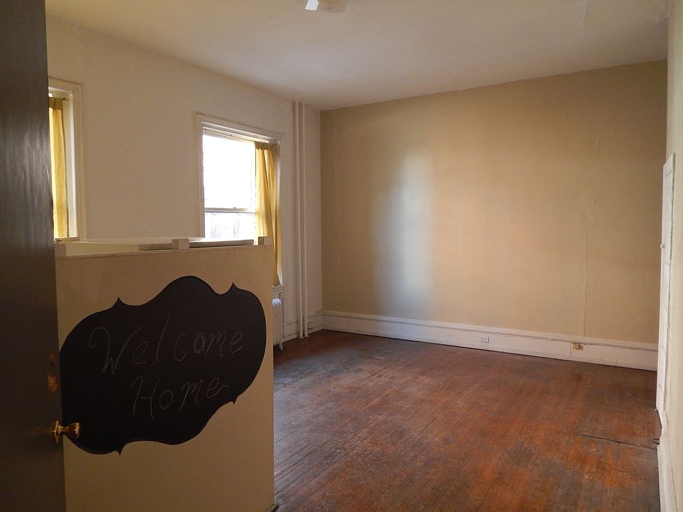 Living room 17.5' x 14'