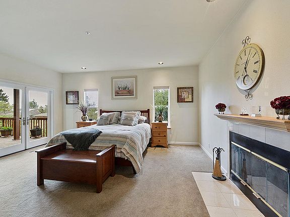4th image of 379 Avenue Granada