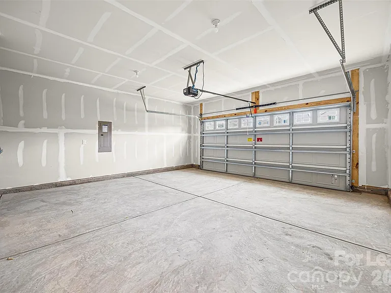 1010 Two Brothers Ln — Photo 23