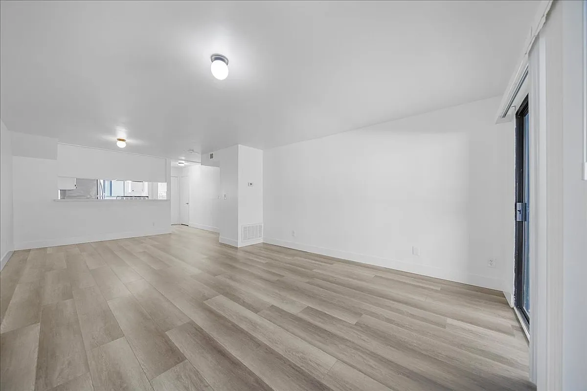 Building Photo - 448 W Windsor Rd #5