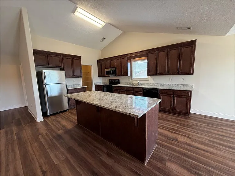 2125 Savannah Dr — Photo 5