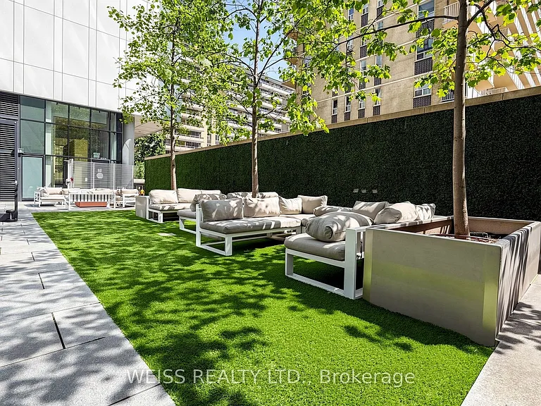 185 Roehampton Ave #520 — Photo 42