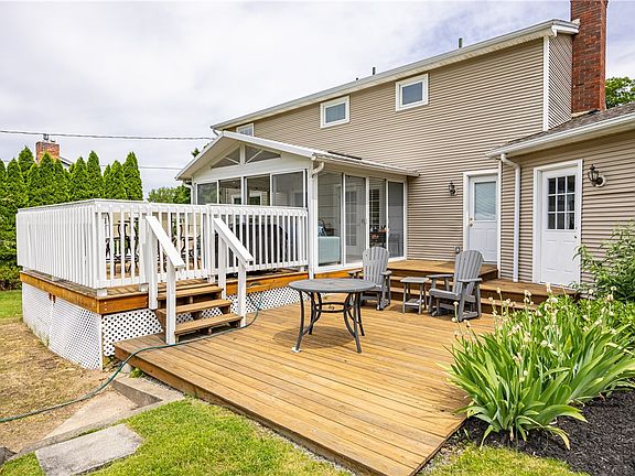 5th image of 25 Dahlia Dr