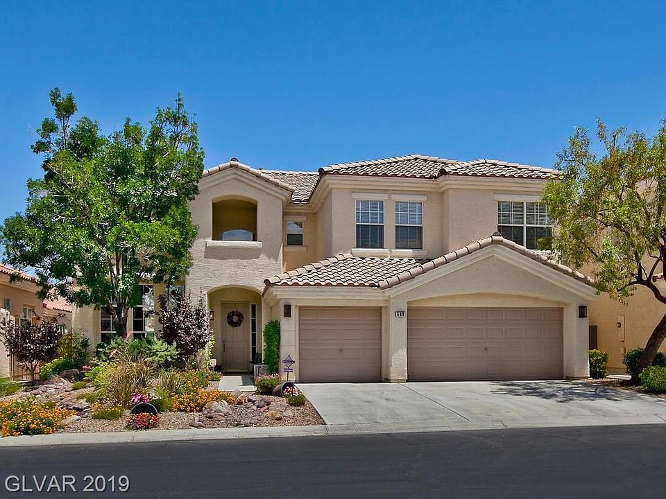 BEAUTIFULLY LANDSCAPED, WELL MAINTAINED HOME LOCATED WALKING DISTANCE TO TIVOLI VILLAGE AND BOCA PARK
