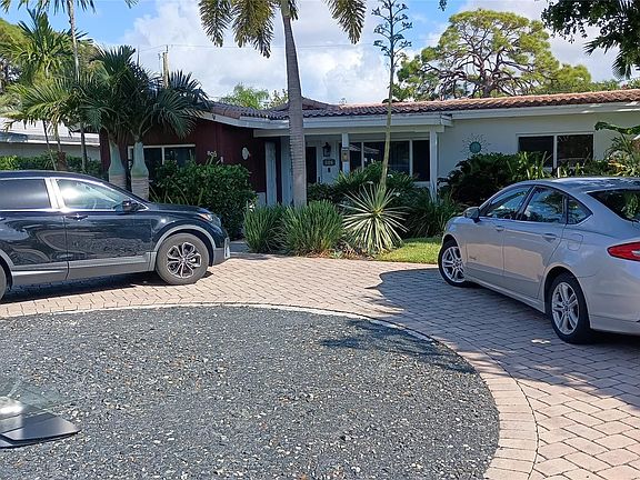 5th image of 803 NE 21st Dr