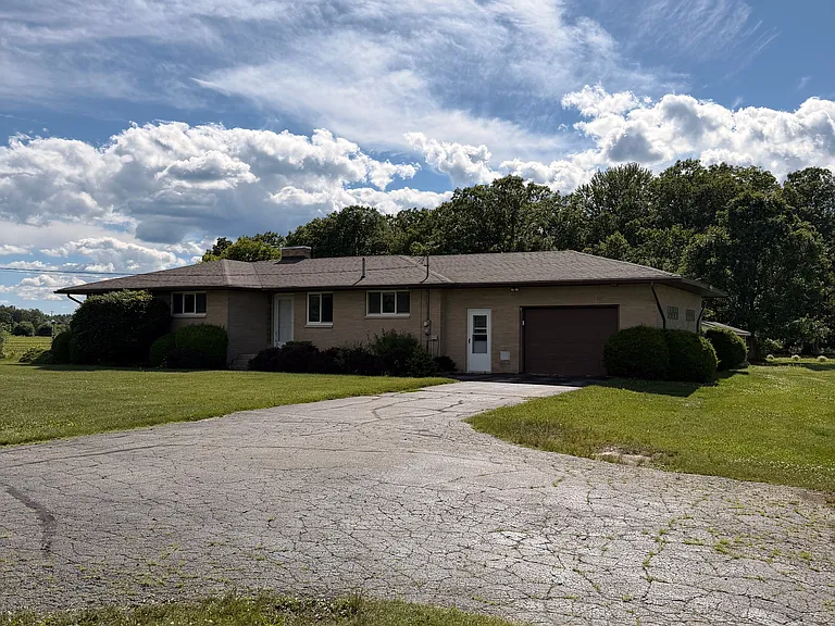 3071 N Eastman Rd — Photo 2