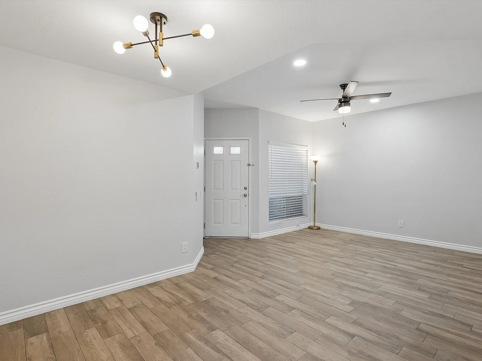 2 bed, 963 sqft, $1,599 — Photo 4