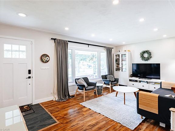 4th image of 217 Dixon St