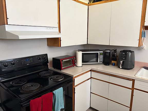 4th image of 1605 NE Wheatland Dr APT B