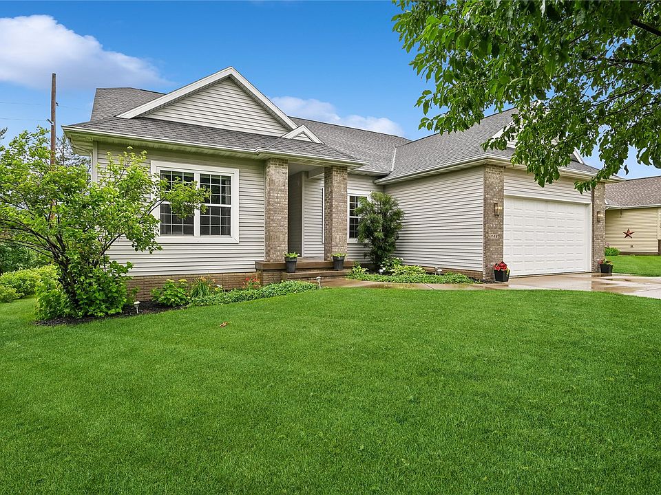 1st image of 948 Willow Ln