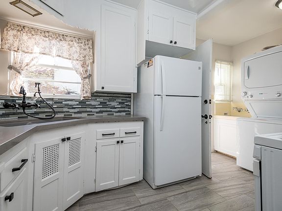 3rd image of 230 Guava Ave