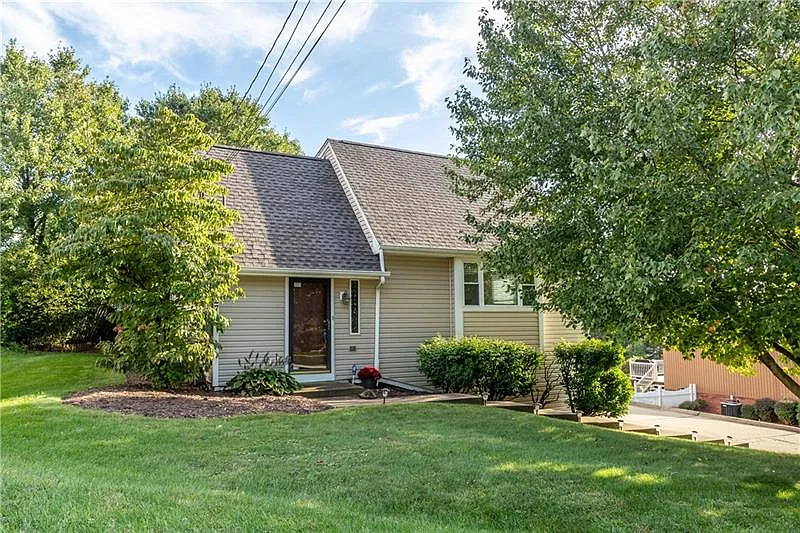 271 Mohican Ave photo 1